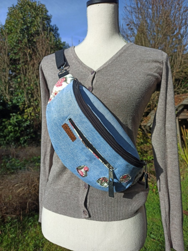 Sac Banane en Jean Upcyclé – Style Unique & Détails Fleuris Fait Main
