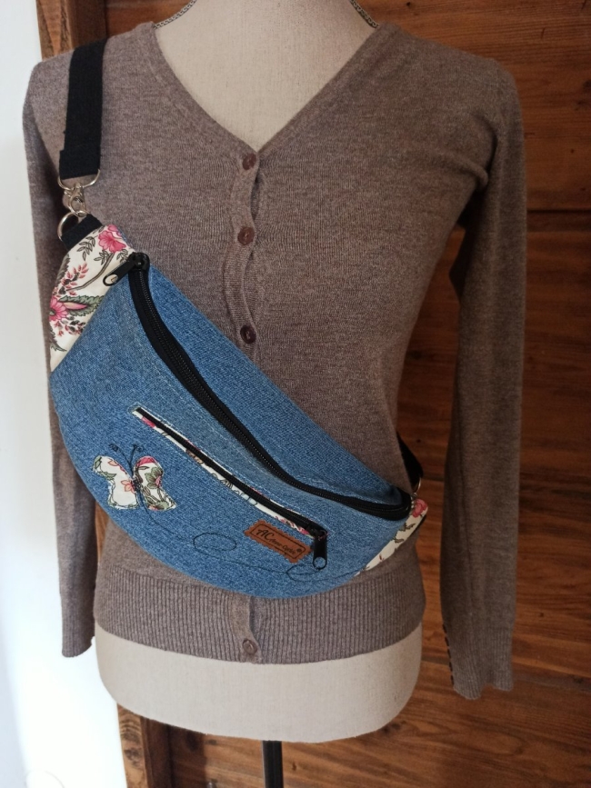 Banane en jean upcyclé avec appliqué papillon fleuri – Deux poches zippées | Anne-cyclee