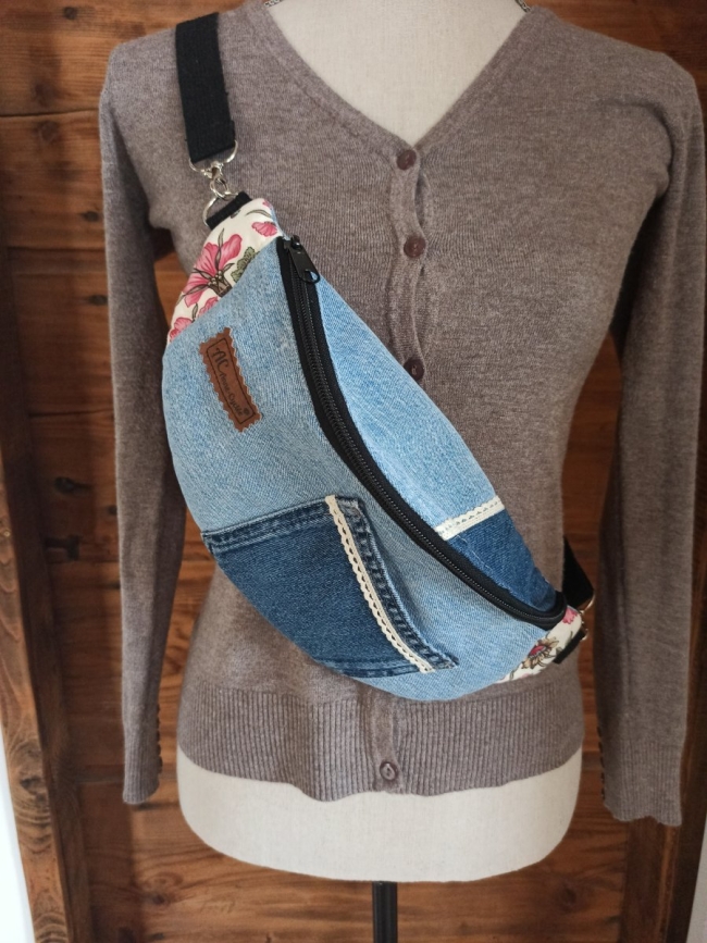 Banane en jean upcyclé avec dentelle – Poche téléphone et poche jean | Anne-cyclée