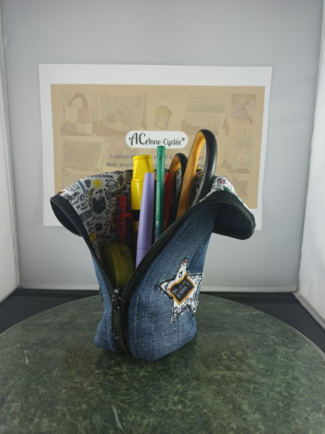 Trousse debout en jean upcyclé – Molletonnée avec appliqués étoiles | Anne-cyclee