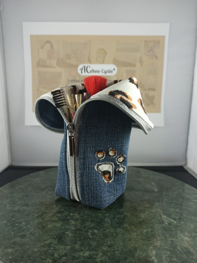 Trousse debout en jean upcyclé – Molletonnée avec appliqués félin | Anne-cyclée