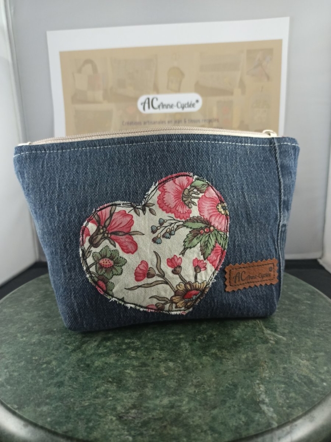 Trousse artisanale en jean – Appliqué cœur fleuri rose