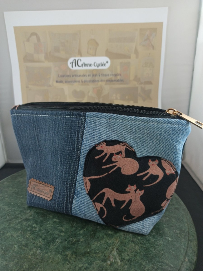 Trousse en denim upcyclé avec cœur motif chats