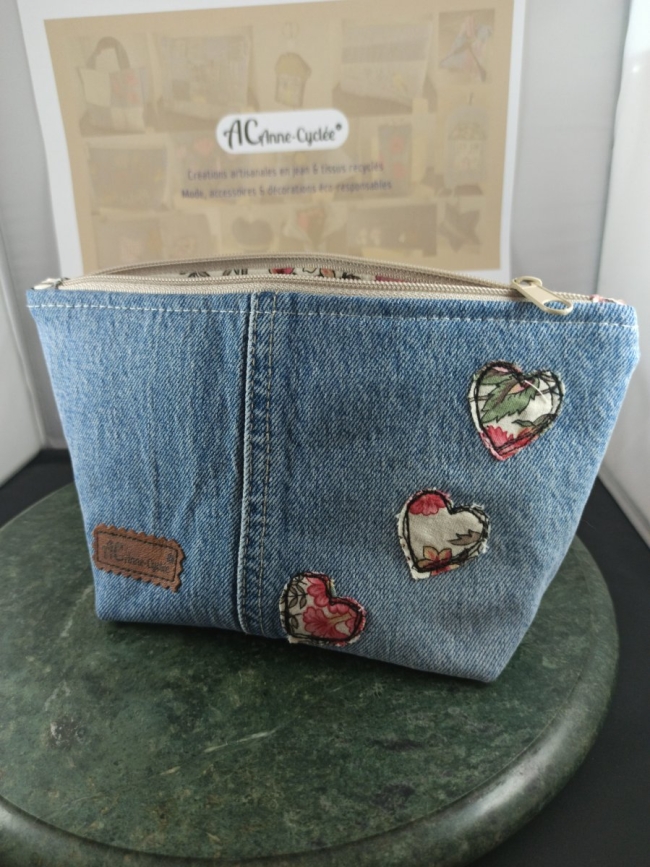 Trousse en denim upcyclé avec trois cœurs fleuris