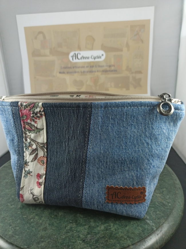 Trousse en denim bicolore avec bande fleurie