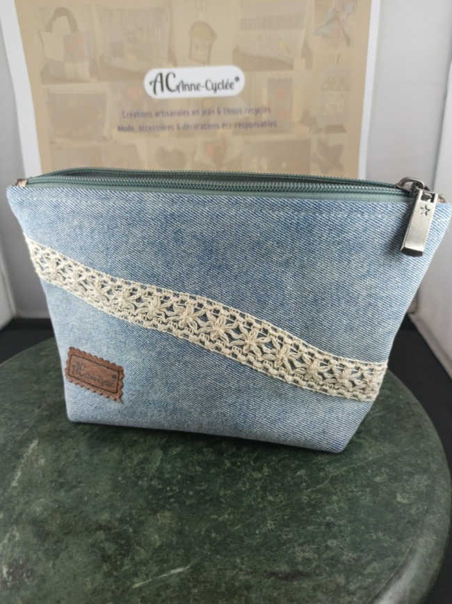 Trousse artisanale en jean avec touche de dentelle