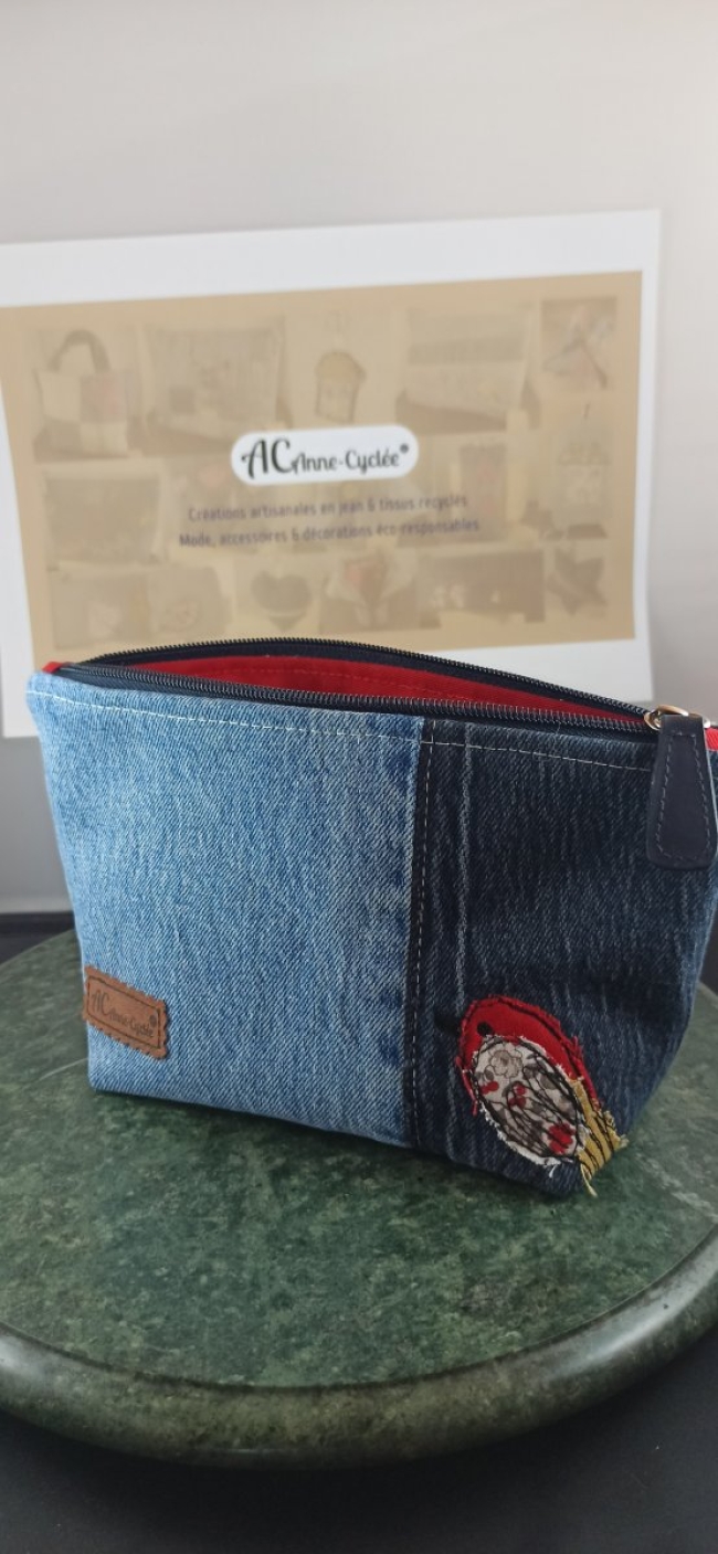 Trousse en denim upcyclé avec appliqué petit oiseau rouge