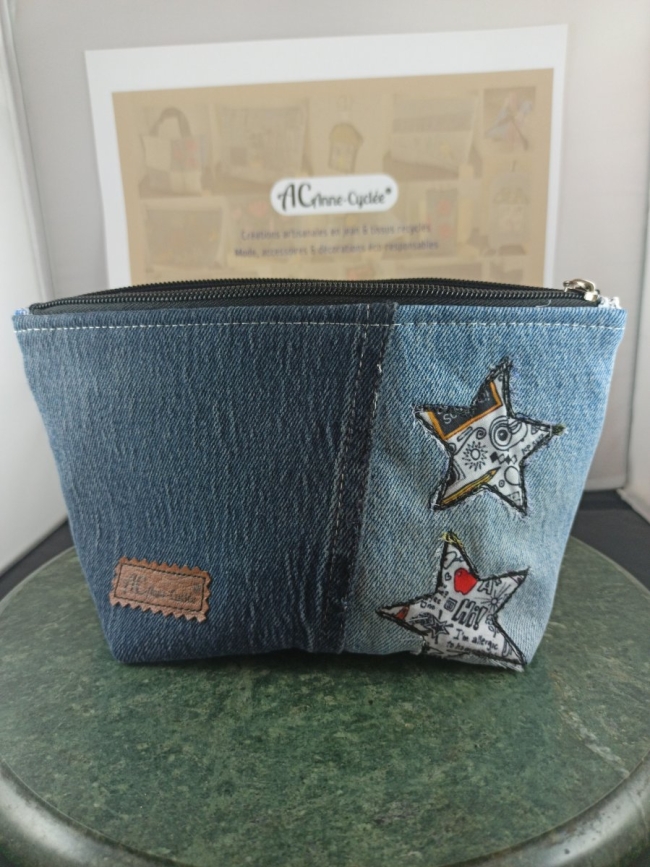 Trousse en denim bicolore avec étoiles appliquées “école”