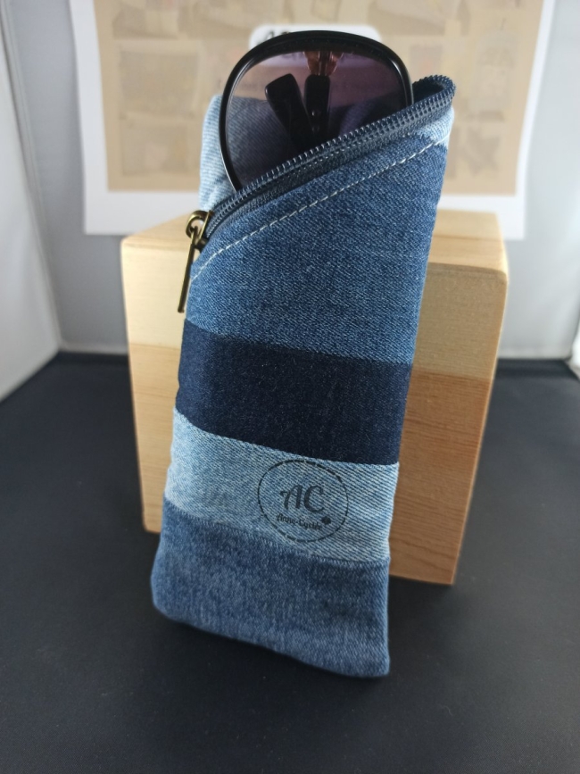 Étui à lunettes en jean patchwork upcyclé – Anne-Cyclée