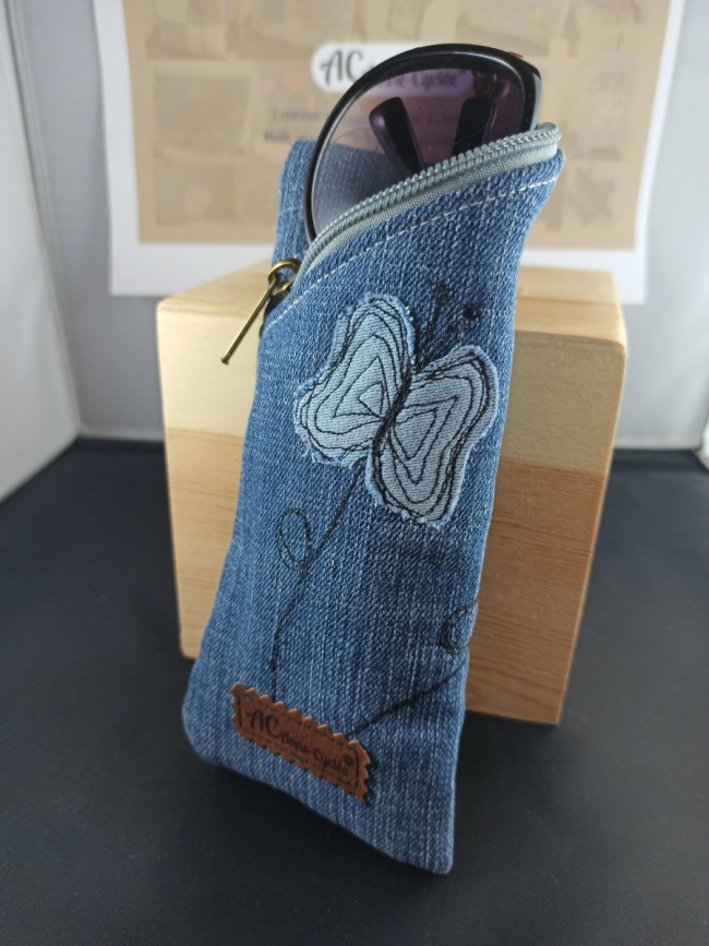 Étui à lunettes en jean avec papillons appliqués – Anne-Cyclée