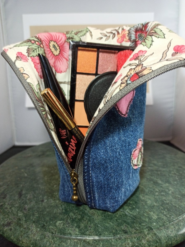 Trousse debout en jean recyclé 6 cœurs fleuris – Anne Cyclée