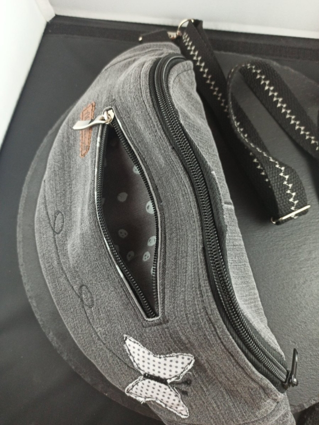 Banane en jean recyclé gris foncé – bandoulière brodée | Anne-Cyclée