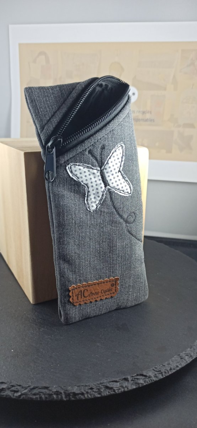 Étui à lunettes en jean recyclé gris foncé – zip | Anne-Cyclée