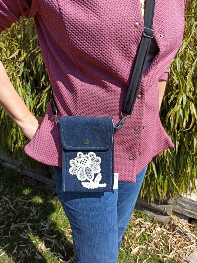 Pochette jean recyclé fleur écrue – pièce unique | Anne Cyclée