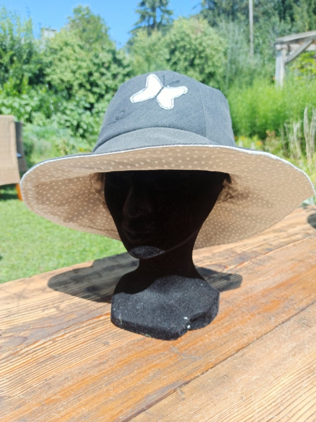 Chapeau réversible au papillon en appliqué