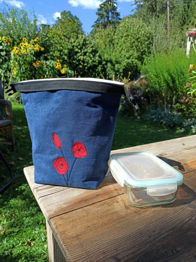 Sac repas nomade en jean bleu foncé et fleurs rouges en appliqué