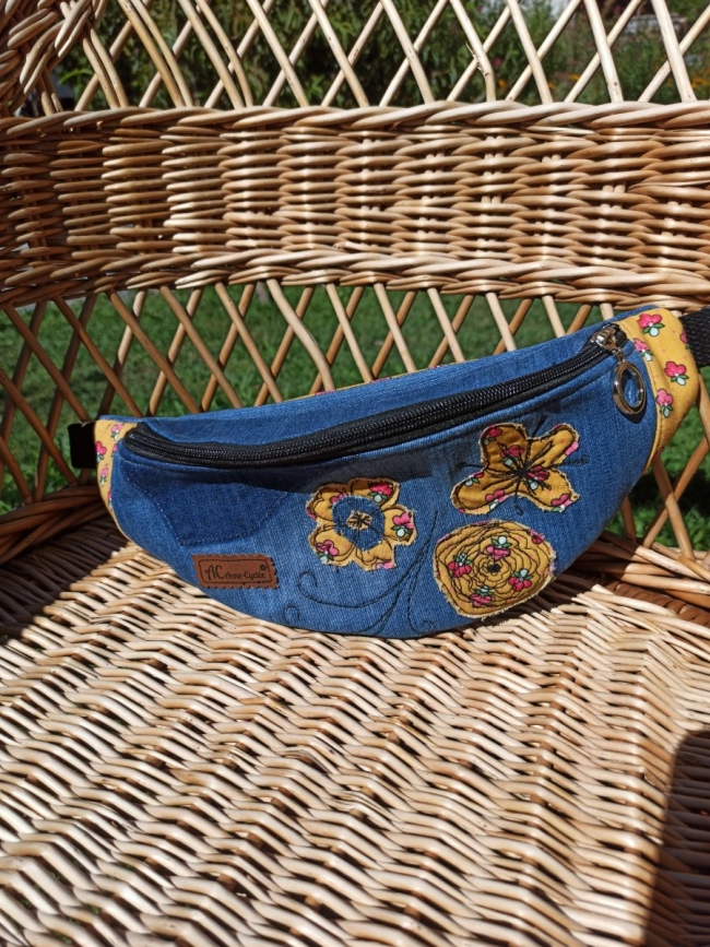 Banane en jean upcyclé – Fleurs orangées