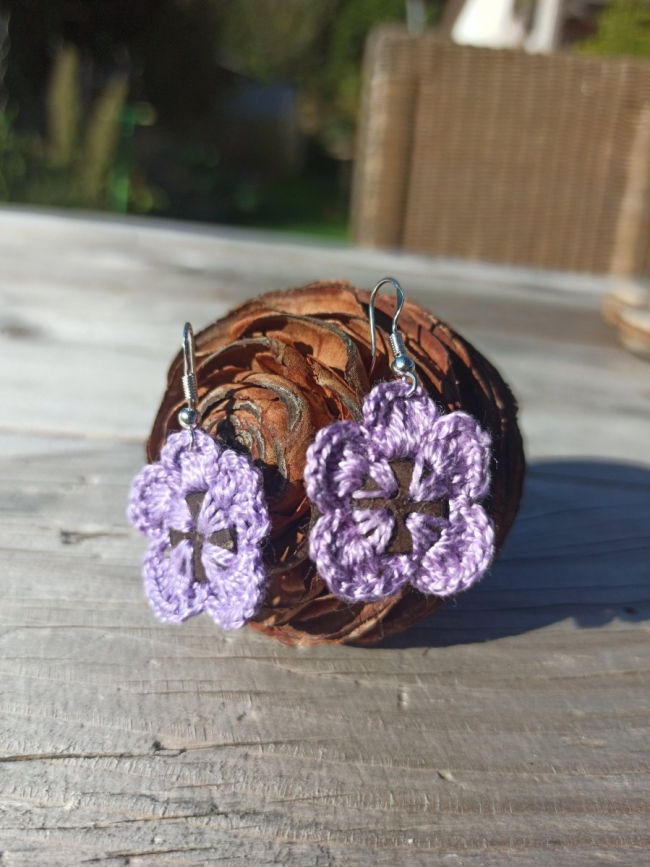 Petites boucles d'oreilles mauves