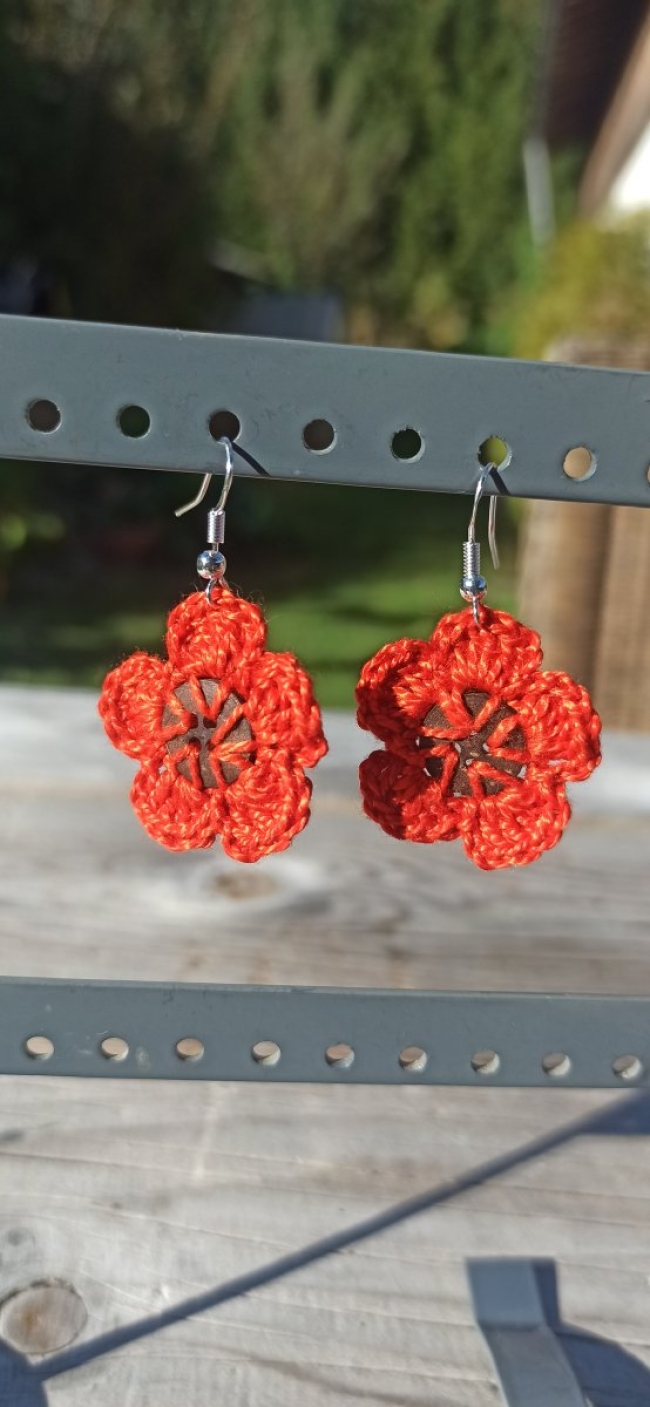 Petites boucles d'oreilles bouton bois - pétales oranges