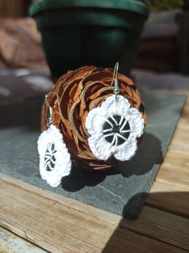 Boucles d'oreilles blanches - Coeur noir