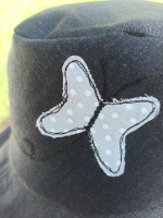 Chapeau réversible au papillon en appliqué