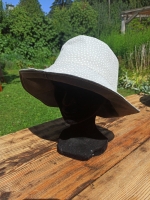 Chapeau réversible au papillon en appliqué